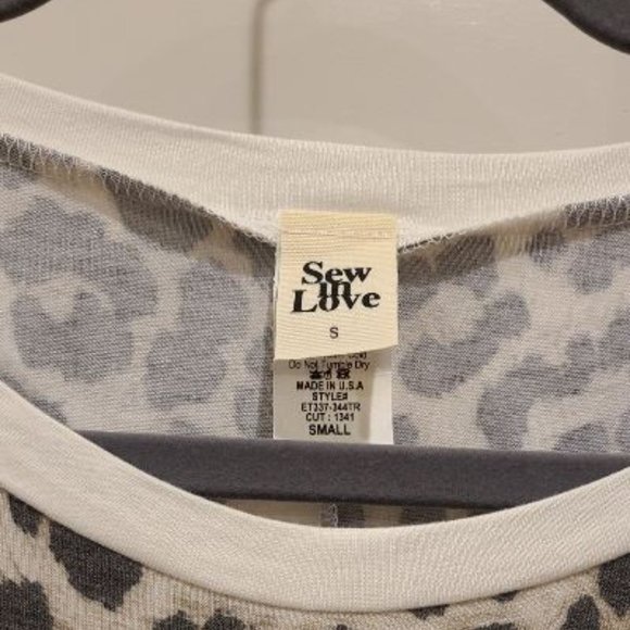 NWOT Sew in Love Flowy Top with Animal Print Size Small - Picture 3 of 4